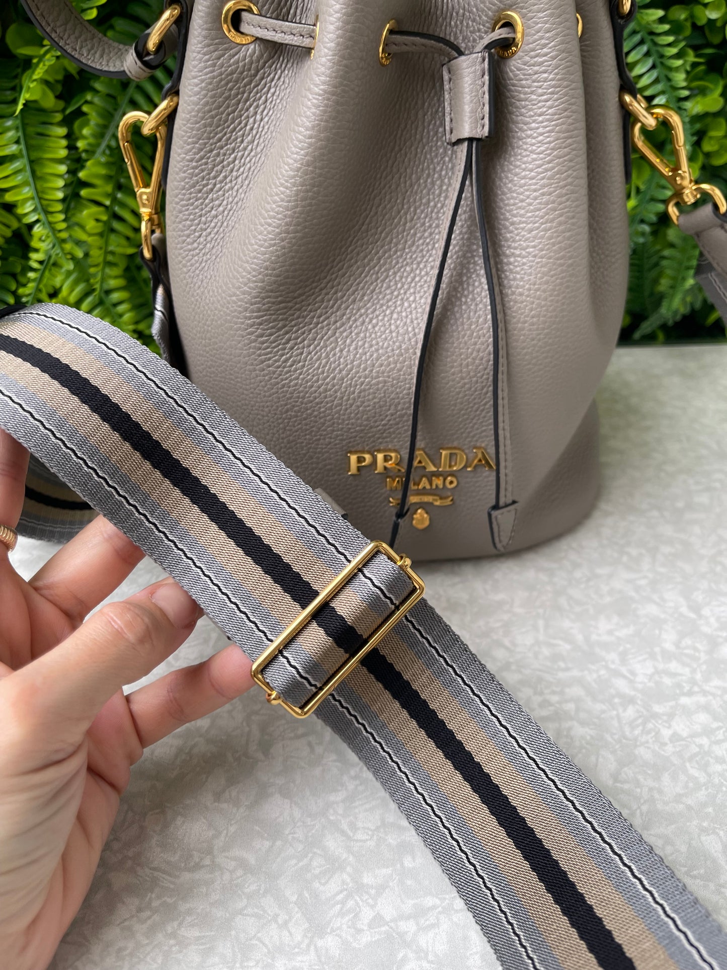 Prada Bucket Crossbody em Couro Cinza