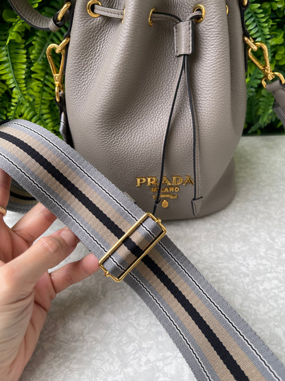 Prada Bucket Crossbody em Couro Cinza