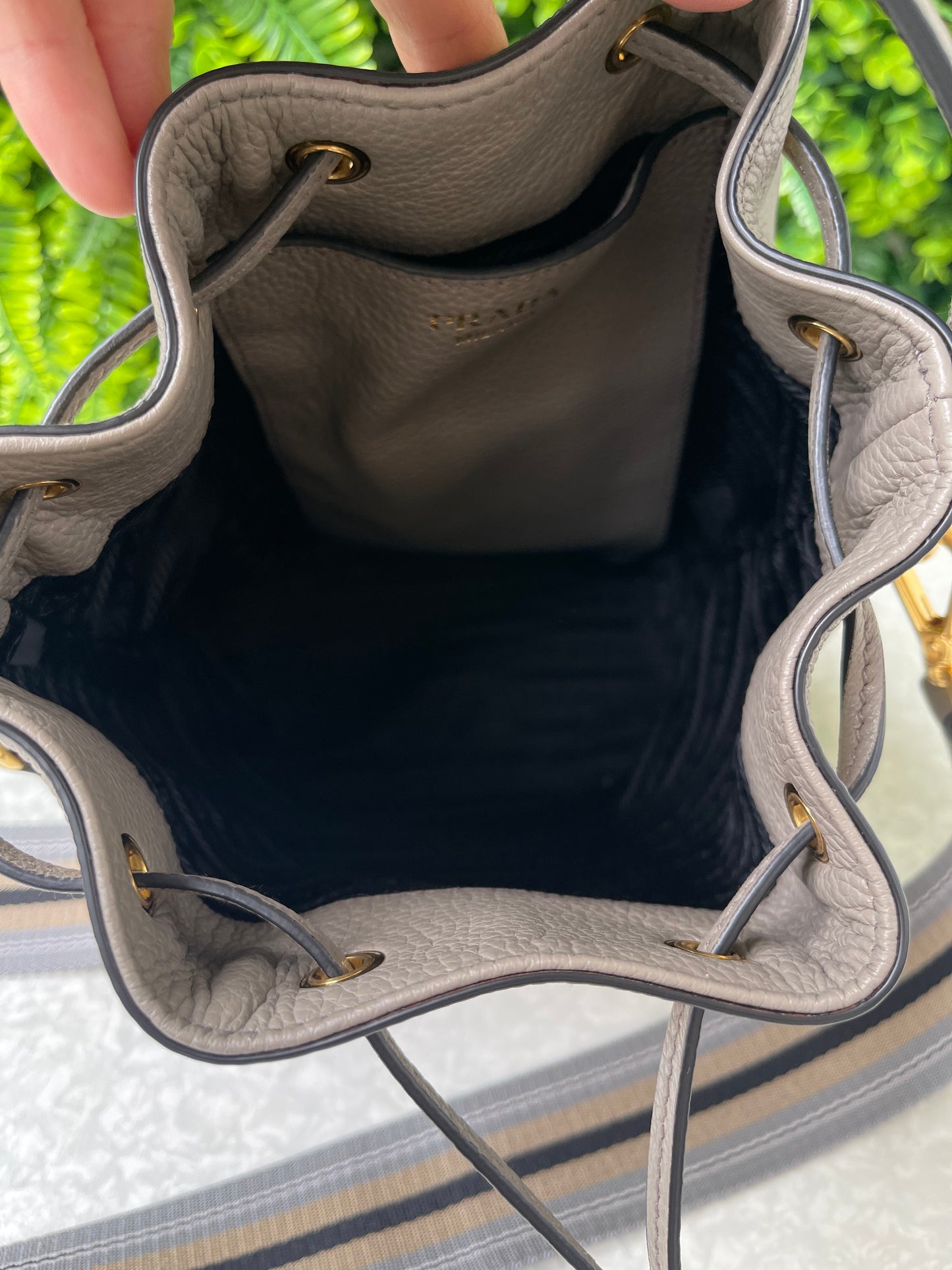 Prada Bucket Crossbody em Couro Cinza
