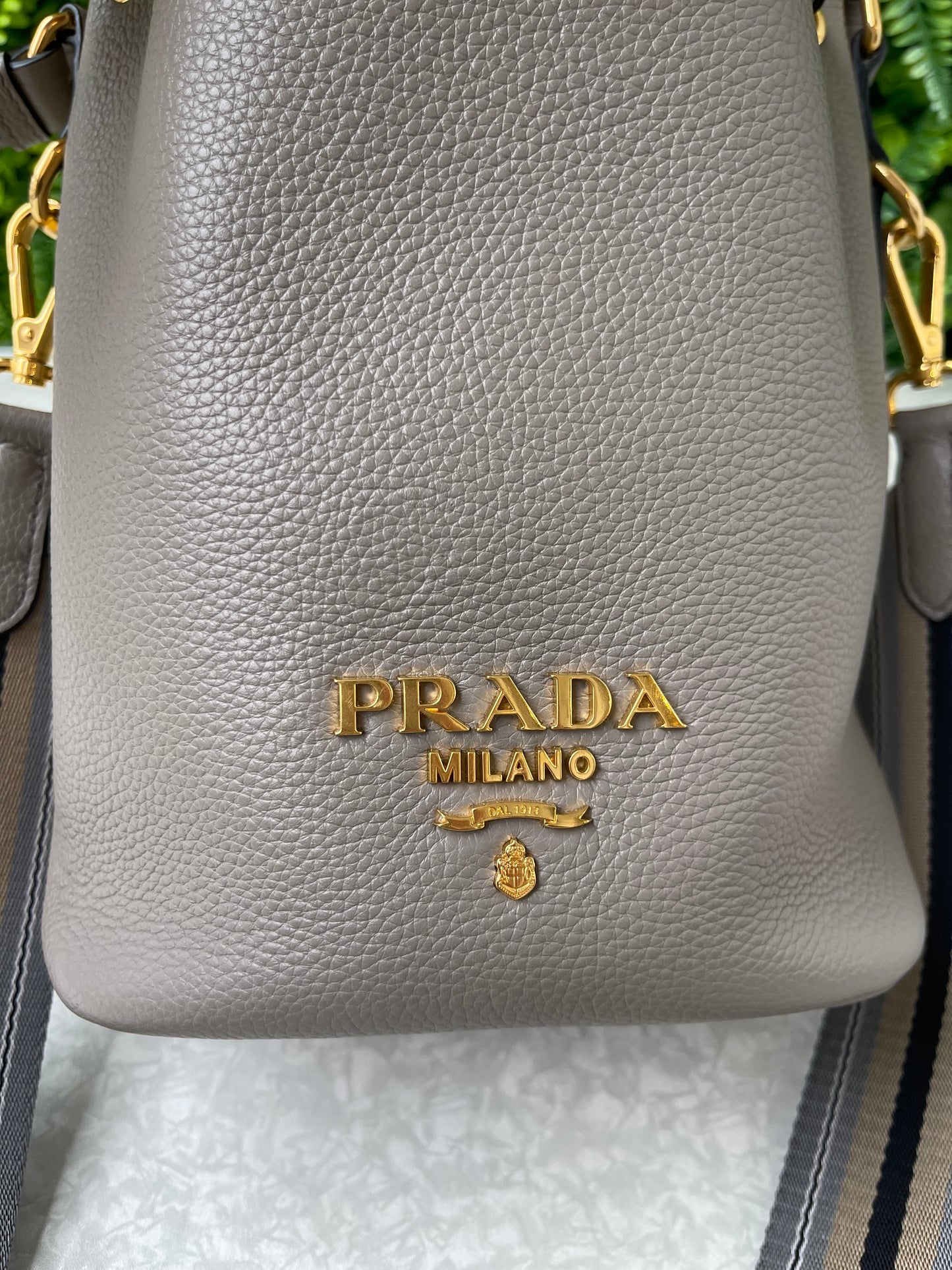 Prada Bucket Crossbody em Couro Cinza