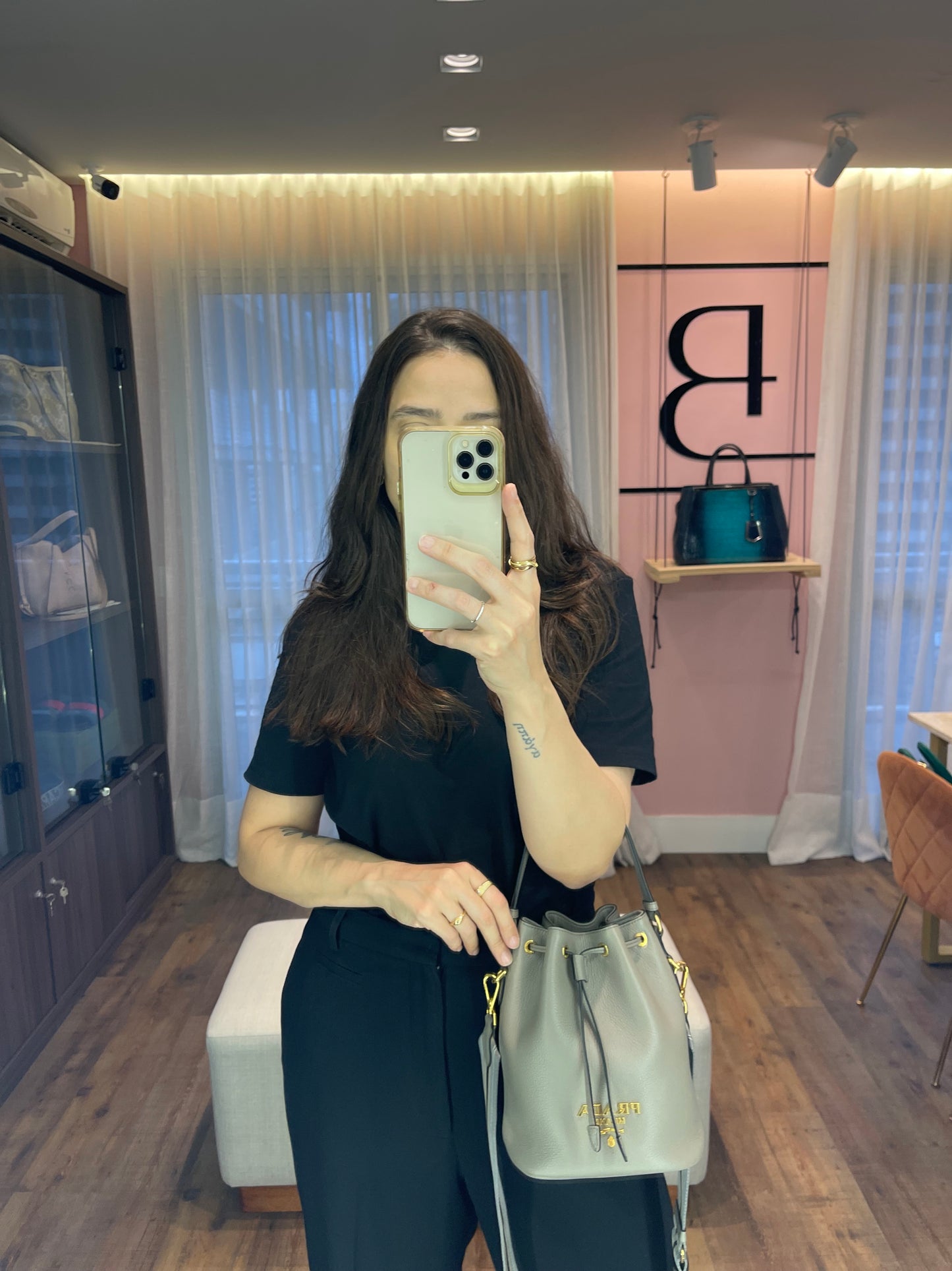 Prada Bucket Crossbody em Couro Cinza