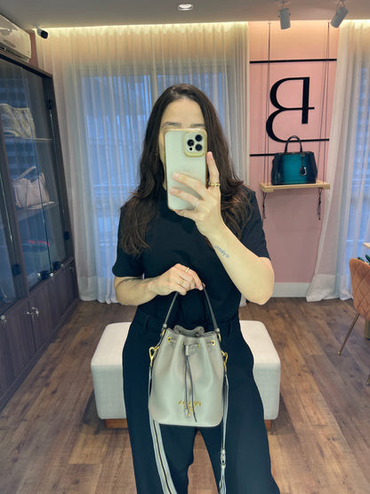 Prada Bucket Crossbody em Couro Cinza