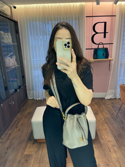 Prada Bucket Crossbody em Couro Cinza