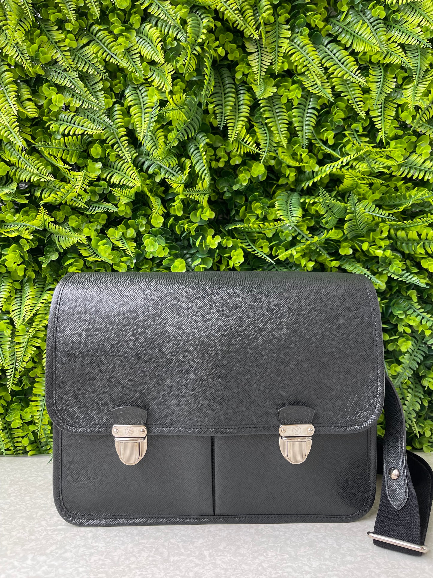 Pasta Louis Vuitton Anton Taiga em Couro Preto