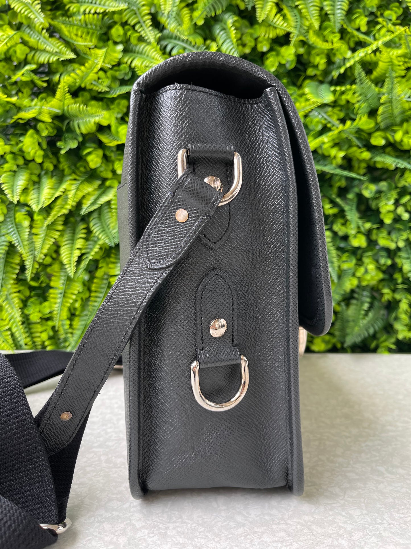 Pasta Louis Vuitton Anton Taiga em Couro Preto