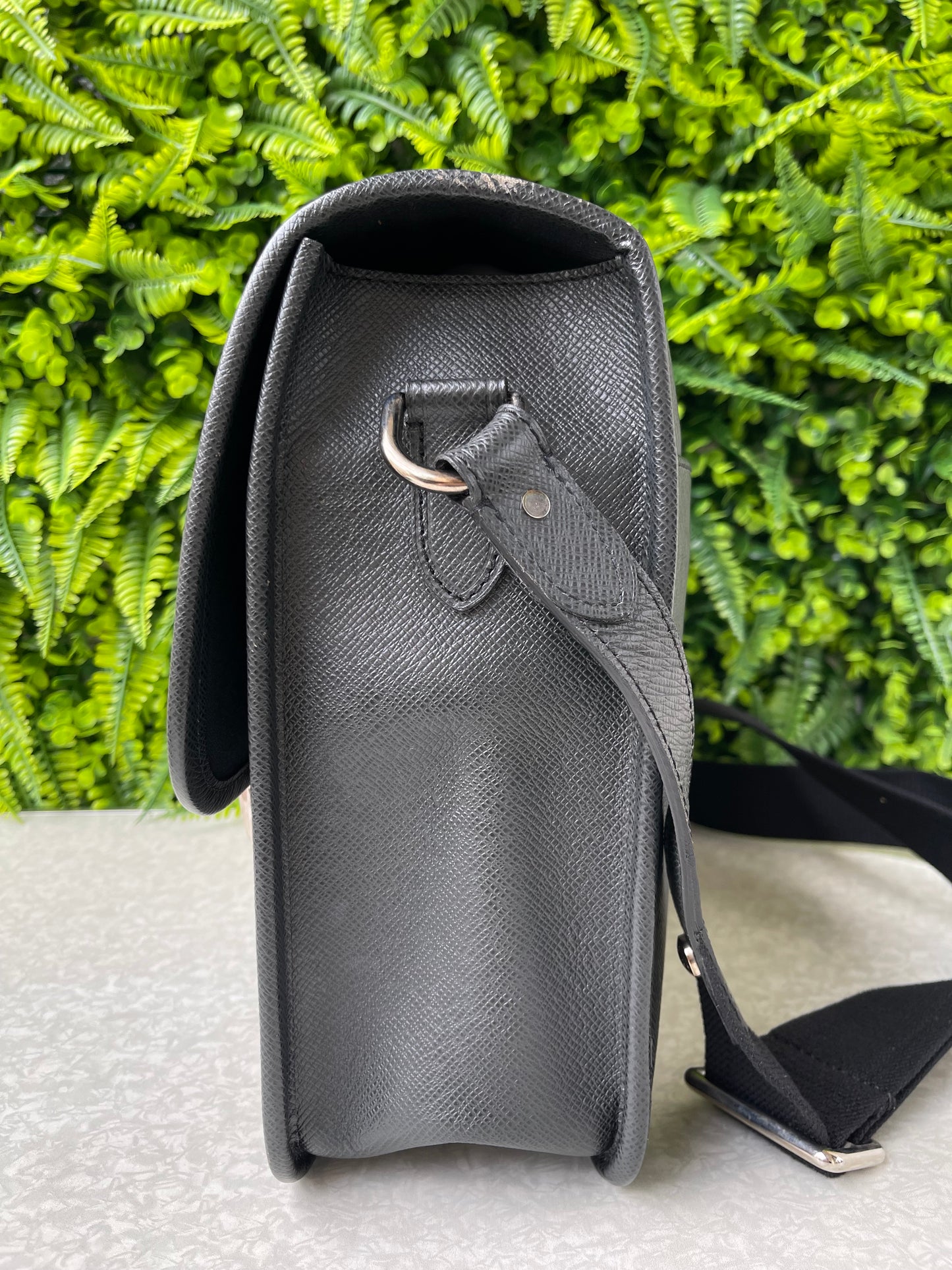 Pasta Louis Vuitton Anton Taiga em Couro Preto