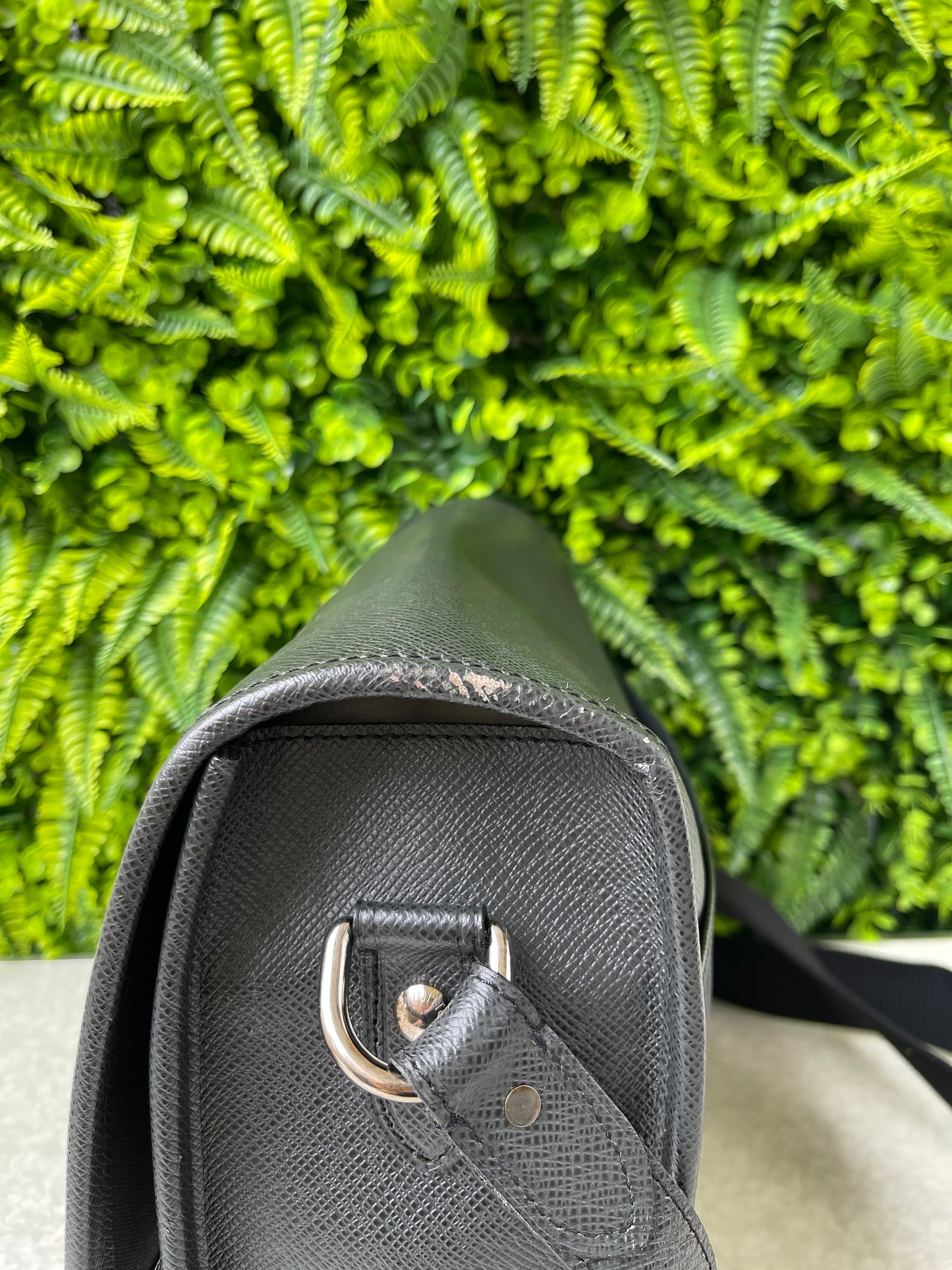 Pasta Louis Vuitton Anton Taiga em Couro Preto