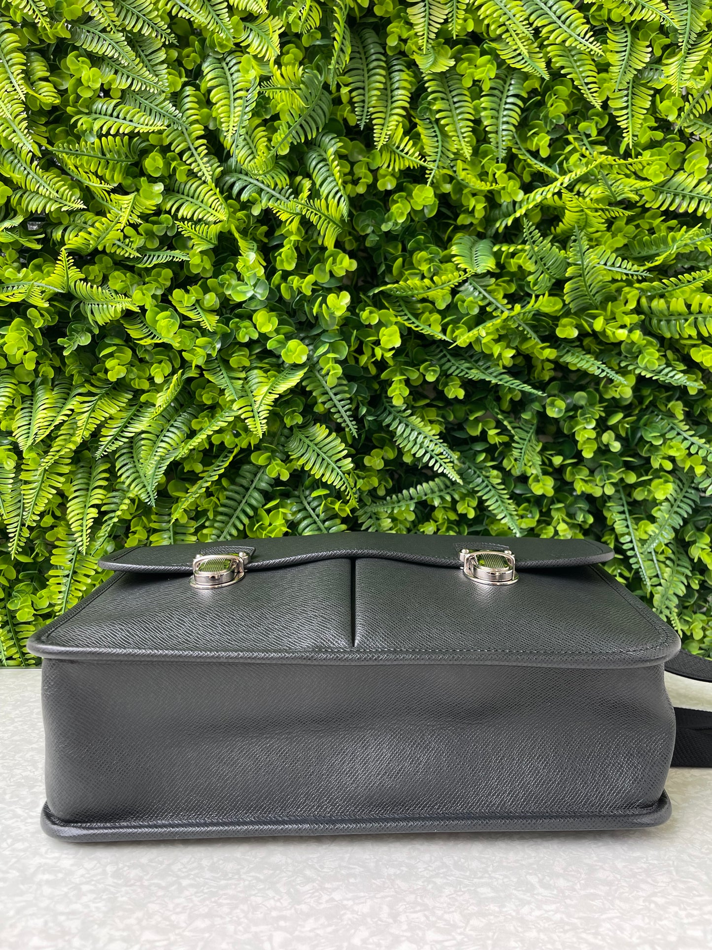 Pasta Louis Vuitton Anton Taiga em Couro Preto