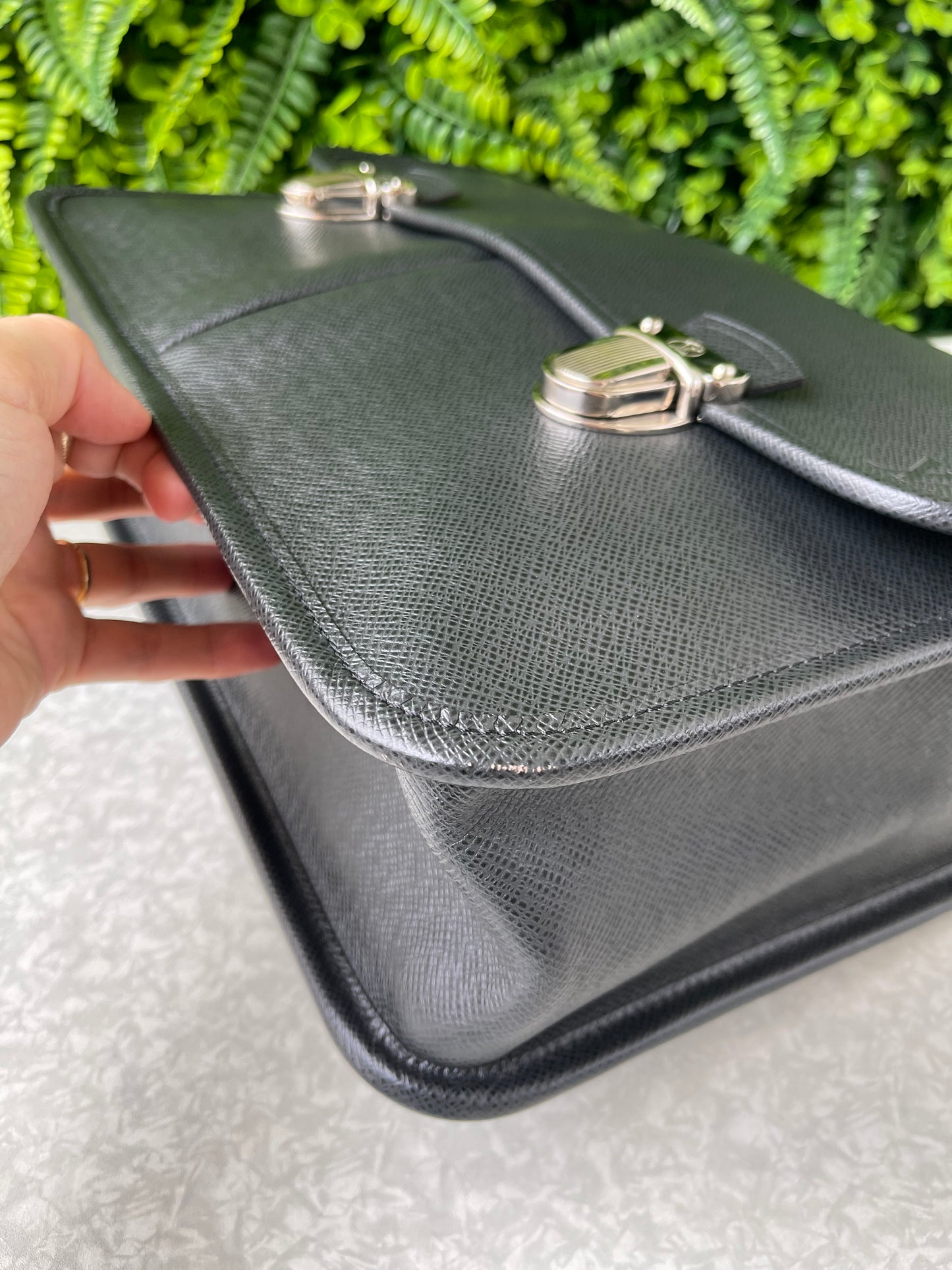 Pasta Louis Vuitton Anton Taiga em Couro Preto