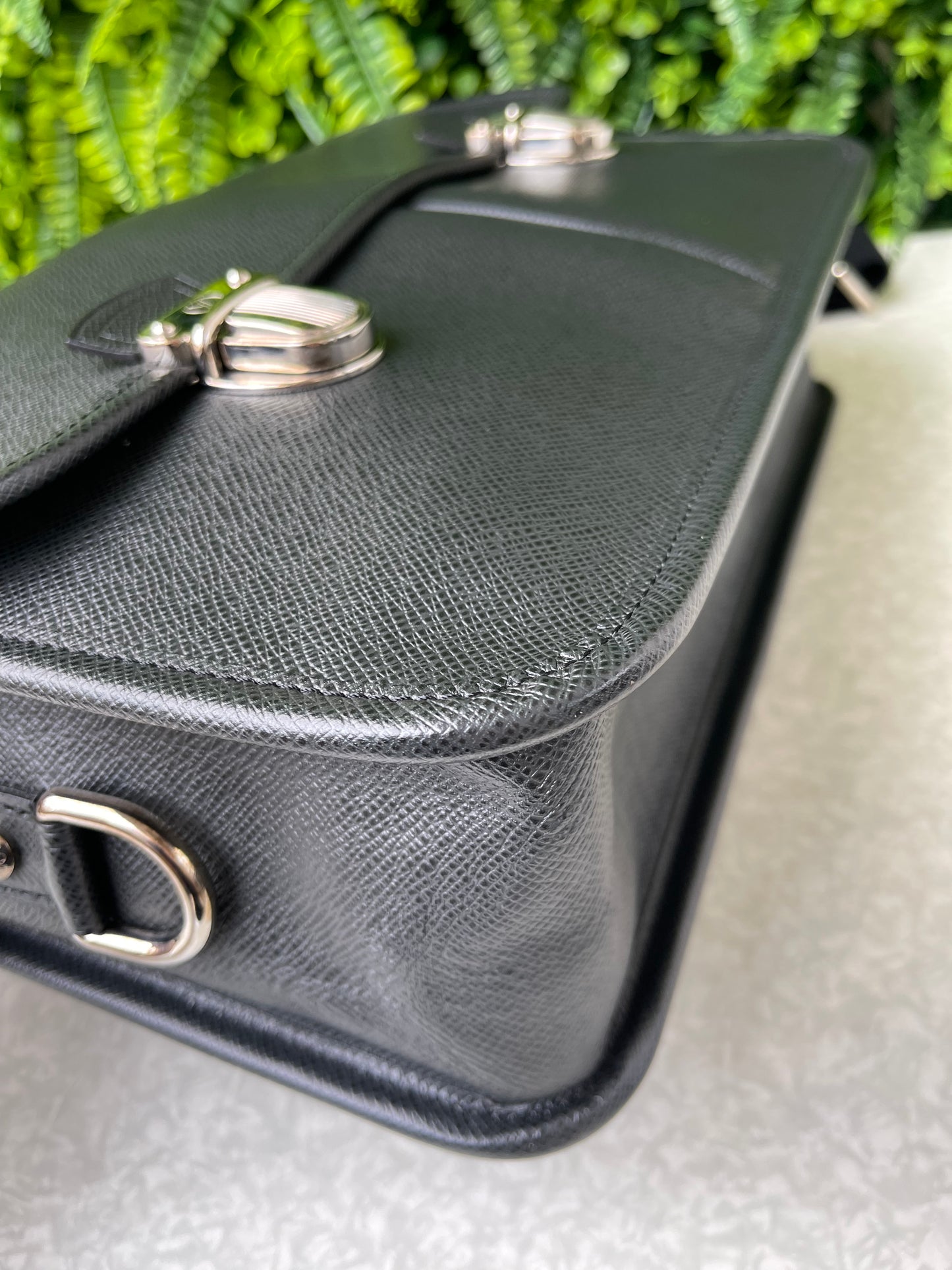 Pasta Louis Vuitton Anton Taiga em Couro Preto