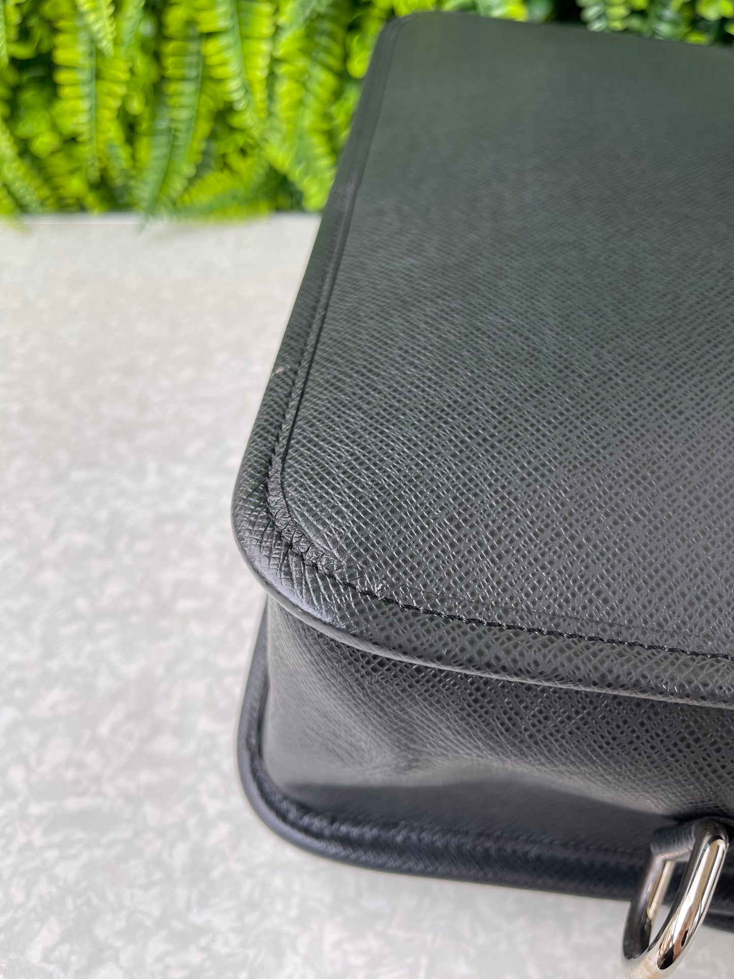 Pasta Louis Vuitton Anton Taiga em Couro Preto