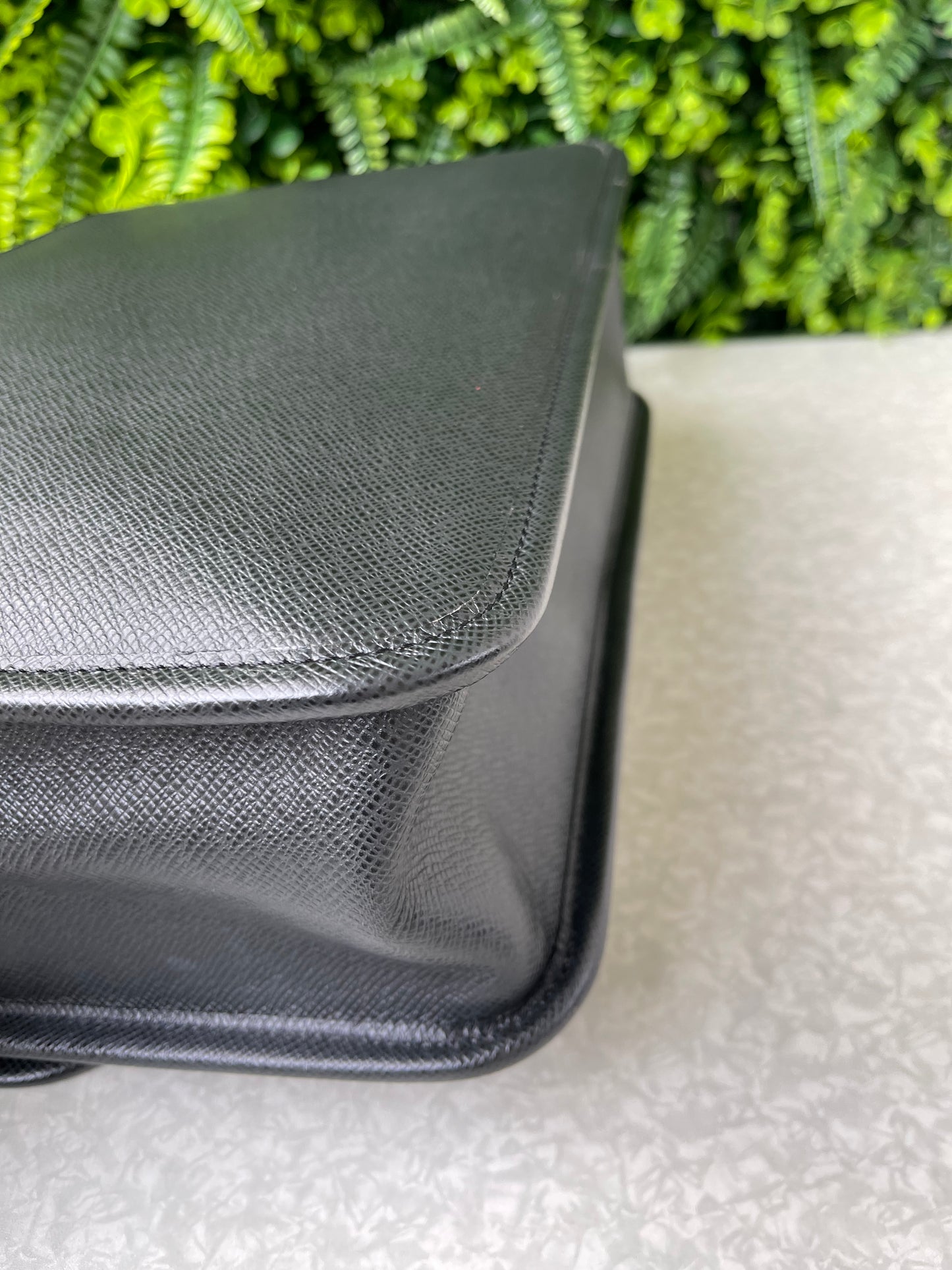 Pasta Louis Vuitton Anton Taiga em Couro Preto