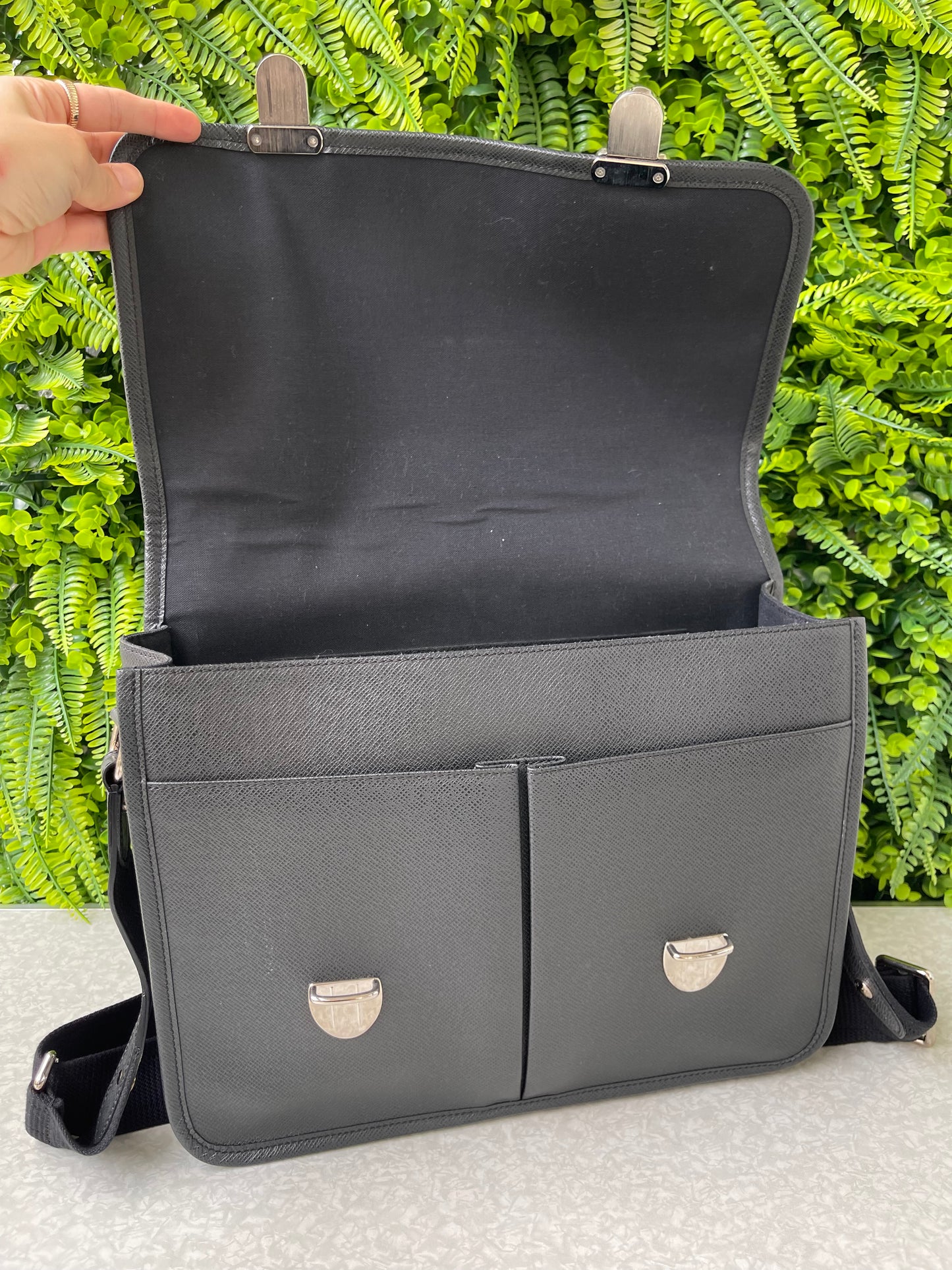 Pasta Louis Vuitton Anton Taiga em Couro Preto