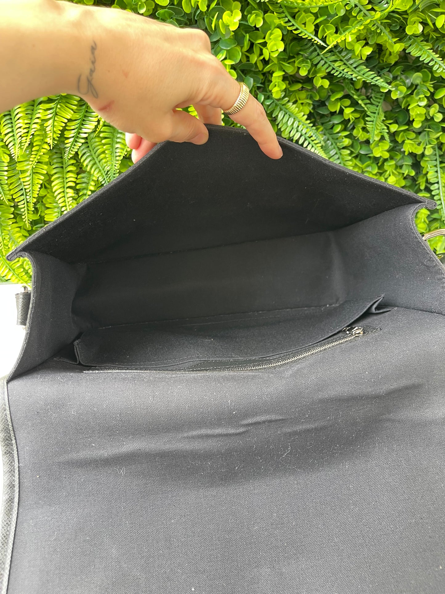 Pasta Louis Vuitton Anton Taiga em Couro Preto