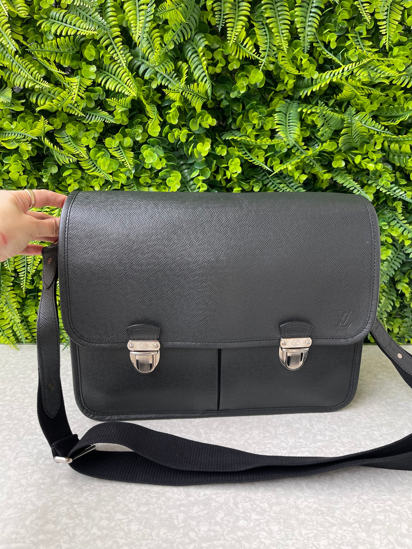 Pasta Louis Vuitton Anton Taiga em Couro Preto