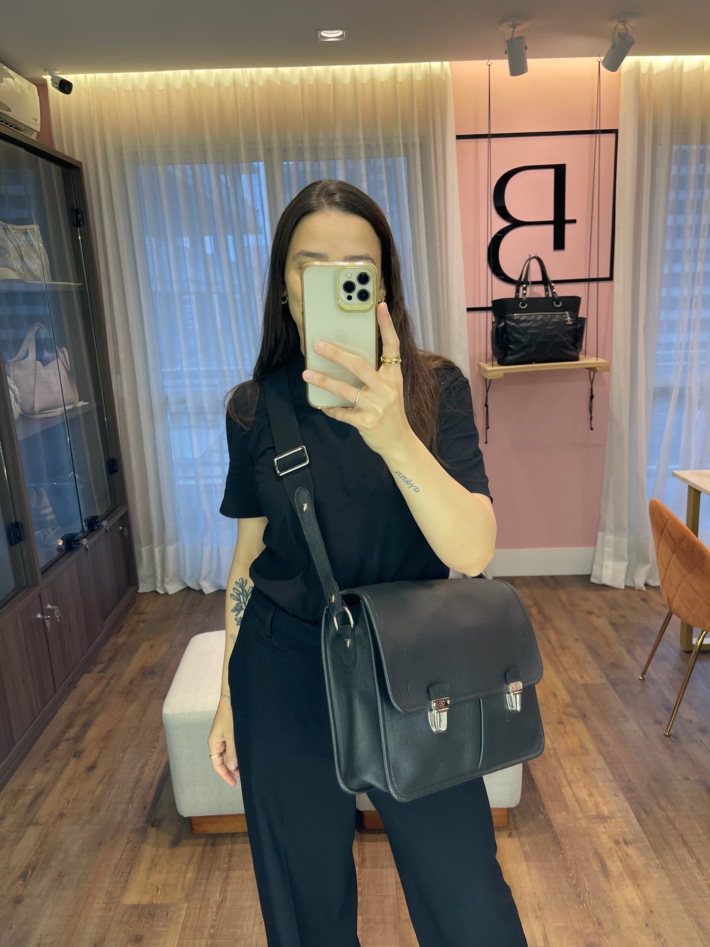 Pasta Louis Vuitton Anton Taiga em Couro Preto