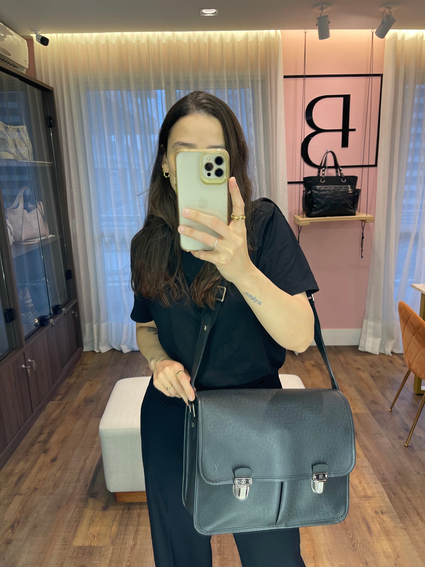 Pasta Louis Vuitton Anton Taiga em Couro Preto