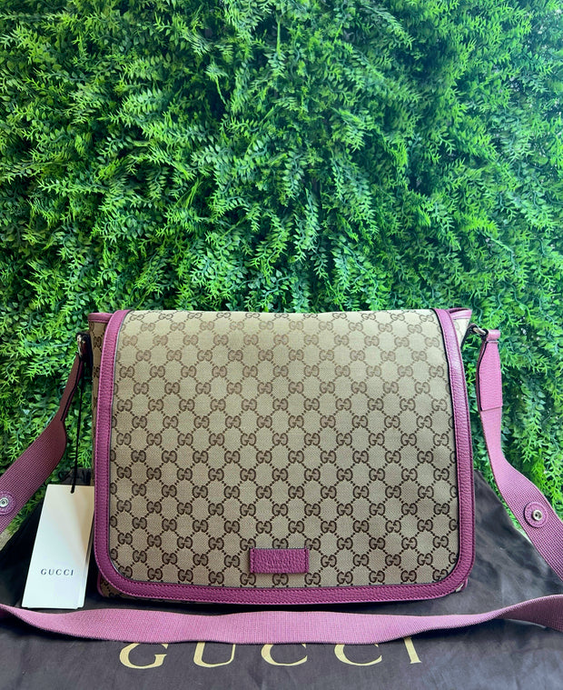 Bolsa Maternidade Gucci Monograma com rosa