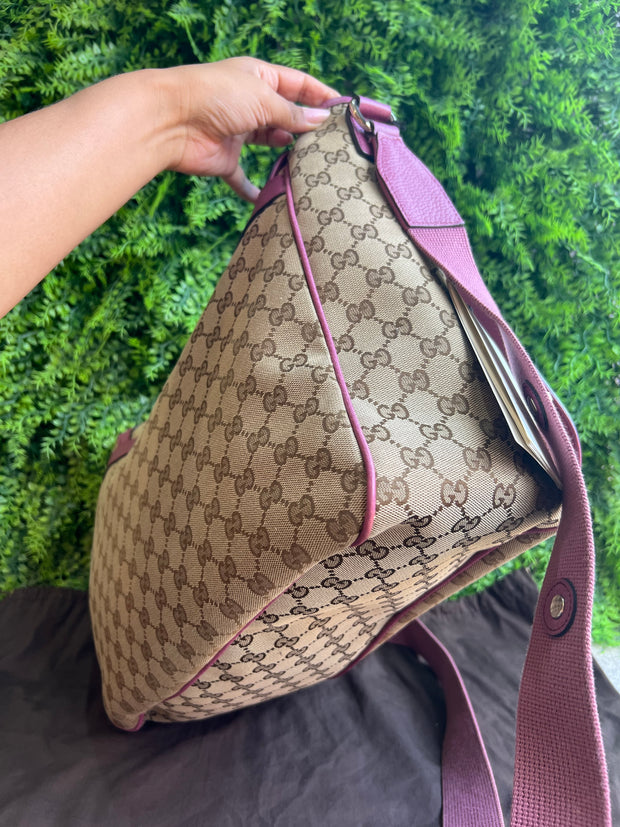 Bolsa Maternidade Gucci Monograma com rosa