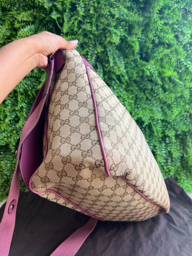 Bolsa Maternidade Gucci Monograma com rosa