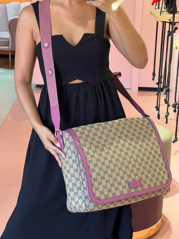 Bolsa Maternidade Gucci Monograma com rosa