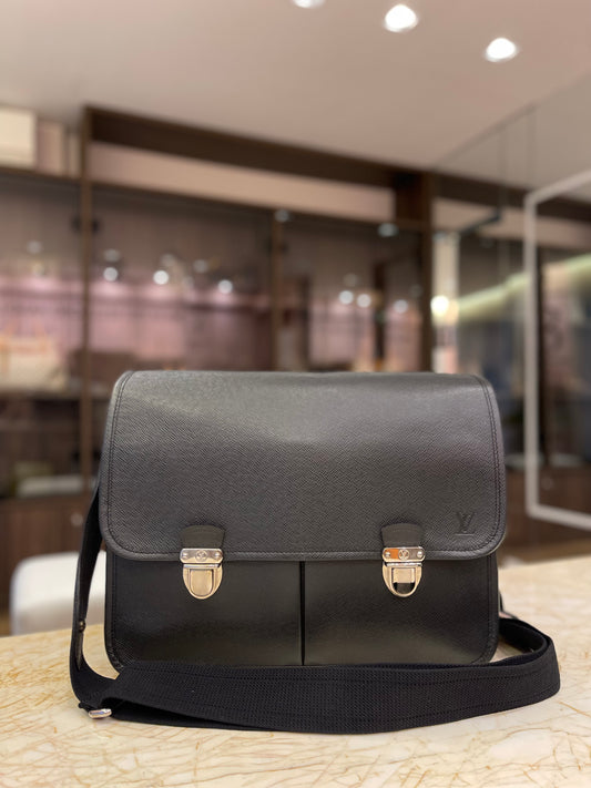 Pasta Louis Vuitton Anton Taiga em Couro Preto