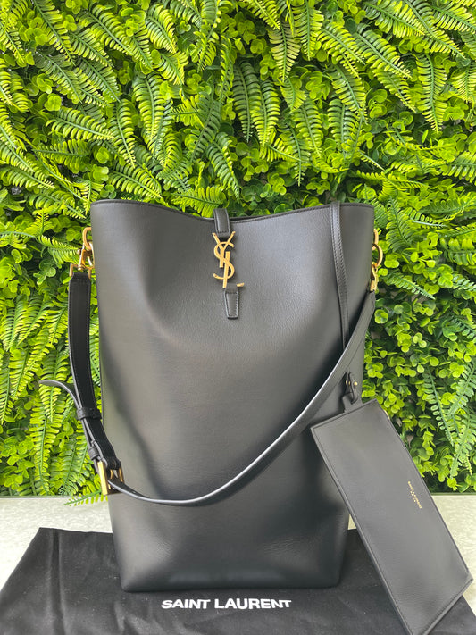 Saint Laurent LE37 em Couro Preto