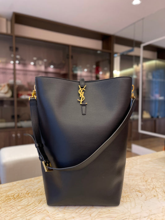 Saint Laurent LE37 em Couro Preto