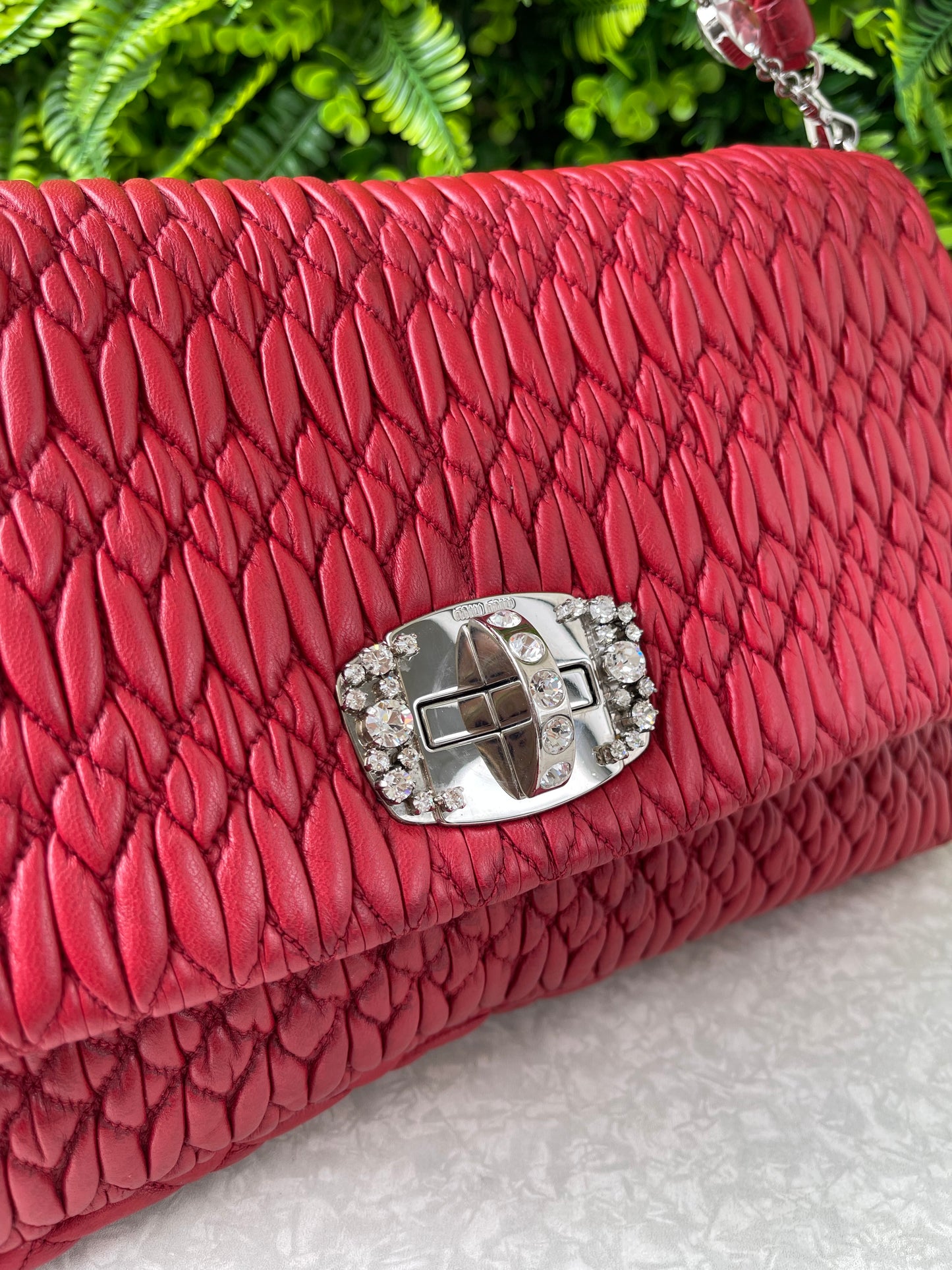 Miu Miu Matelassê Crystal Chain Vermelha