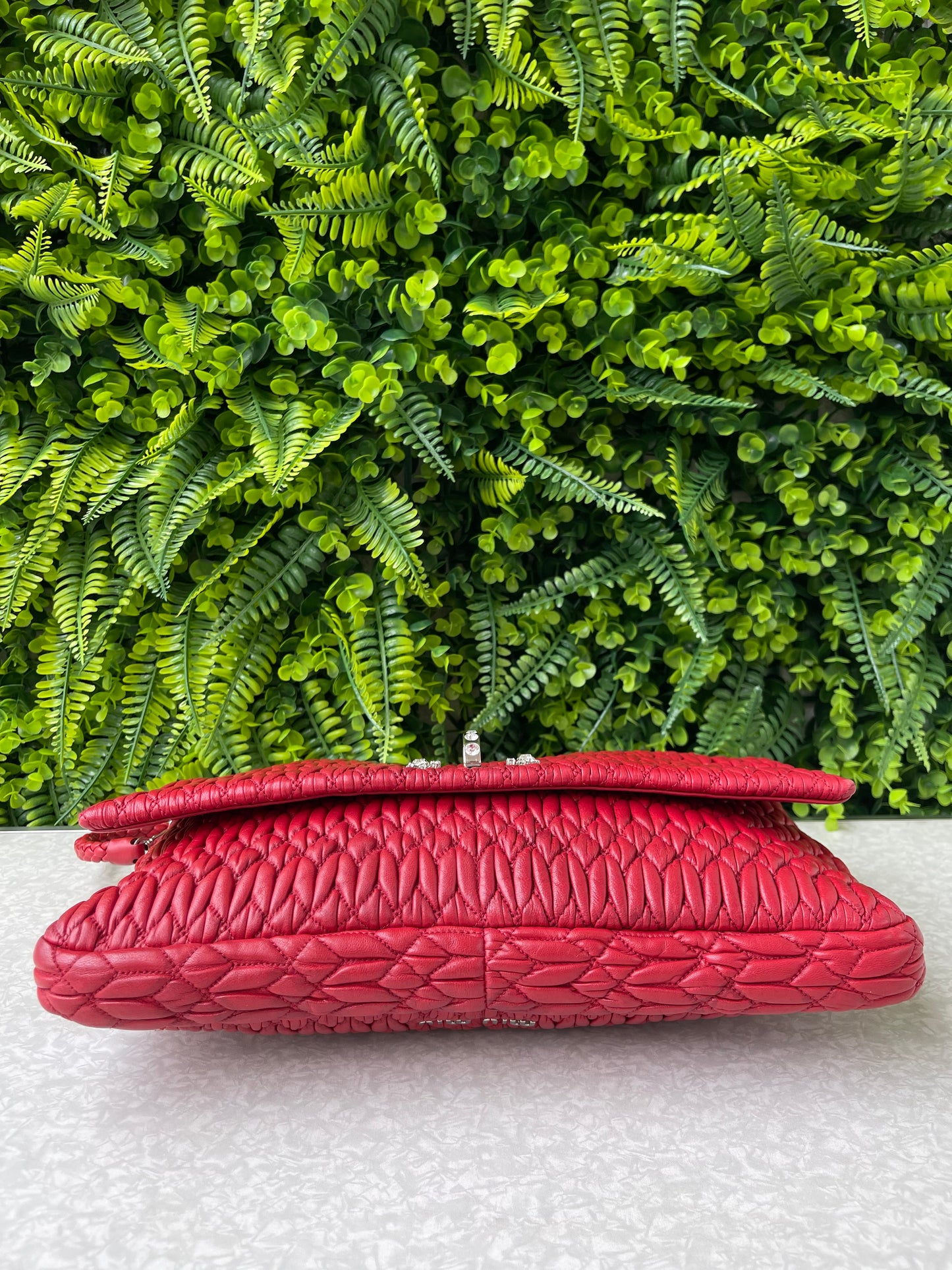 Miu Miu Matelassê Crystal Chain Vermelha