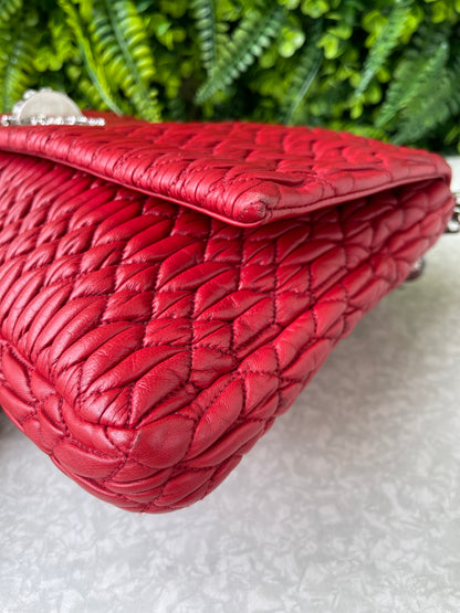 Miu Miu Matelassê Crystal Chain Vermelha