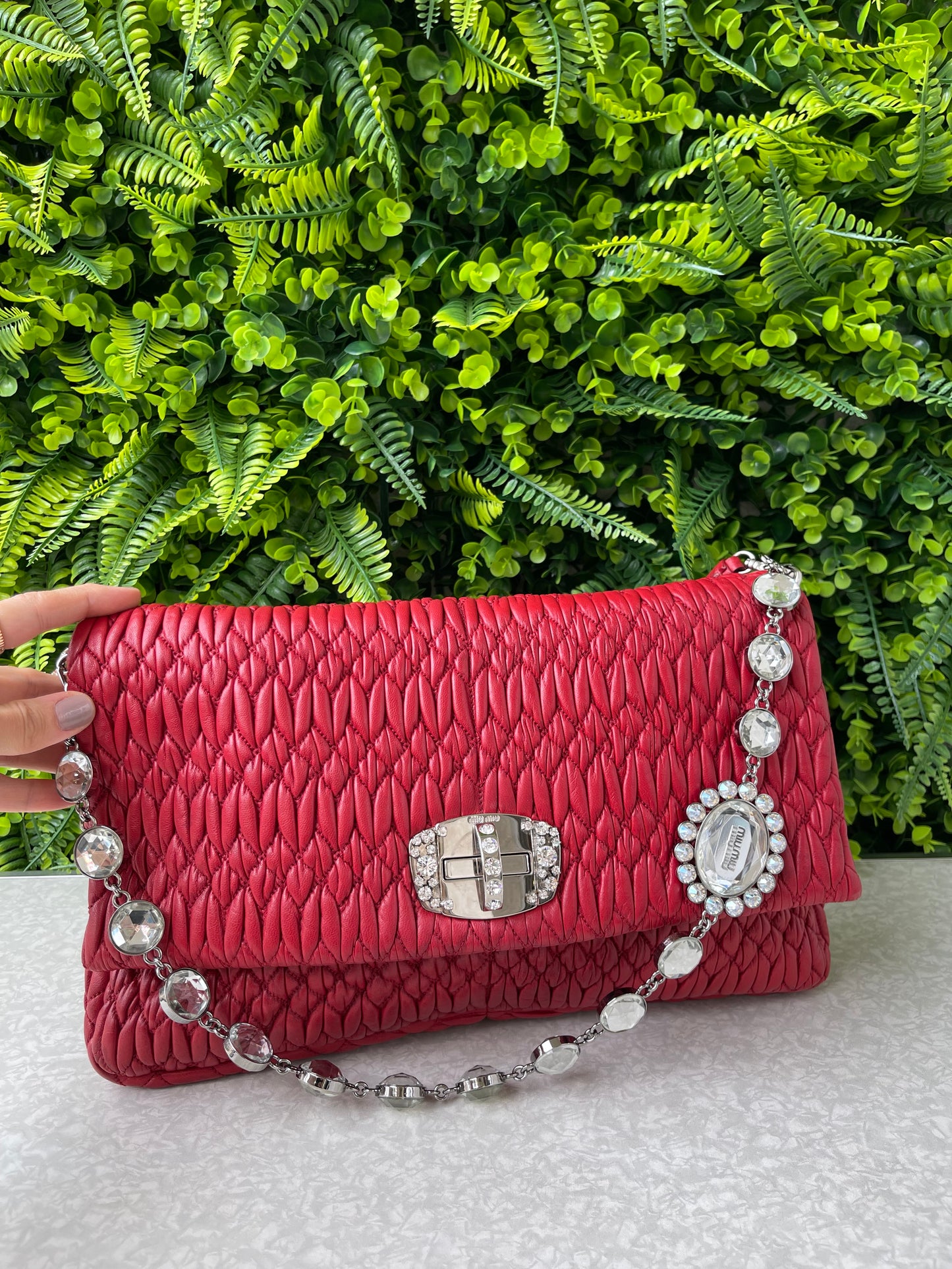 Miu Miu Matelassê Crystal Chain Vermelha