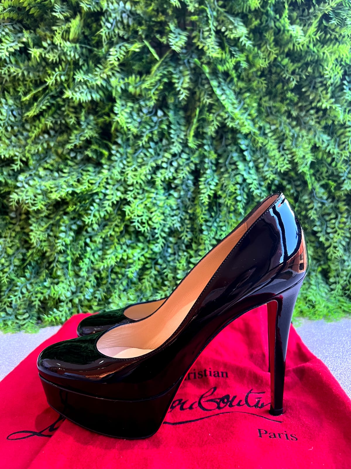 Scarpin Christian Louboutin Verniz Preto