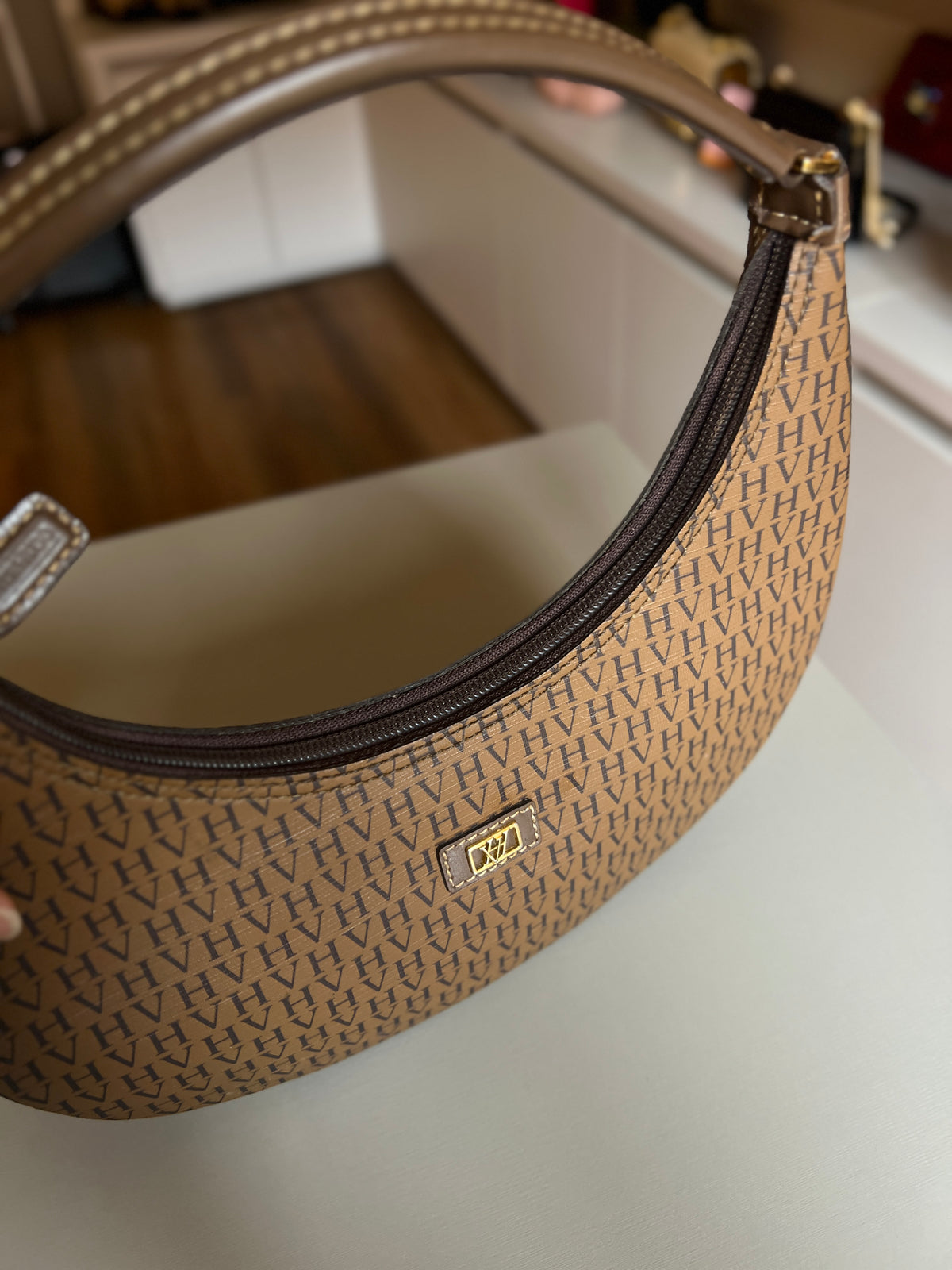 Victor Hugo Meia-lua Baguette Monograma