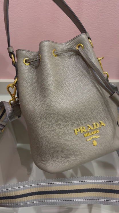Prada Bucket Crossbody em Couro Cinza