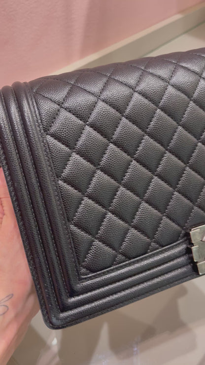 Chanel Boy em Couro Caviar Matelassê Preto