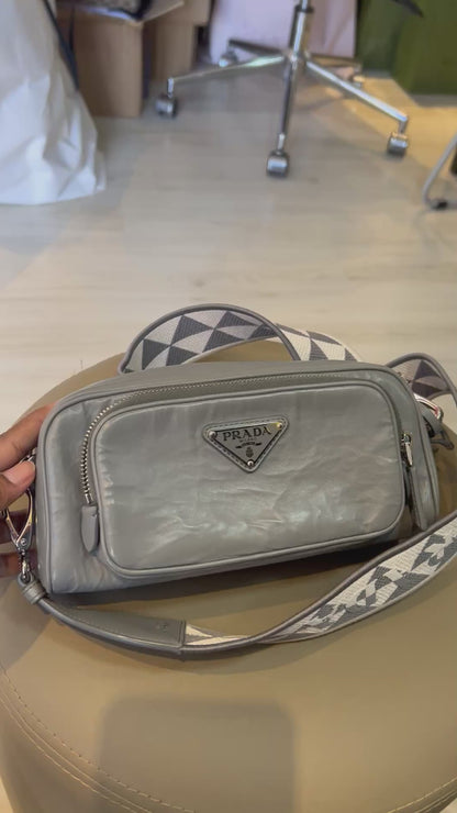 Prada Câmera Bag Verniz Cinza
