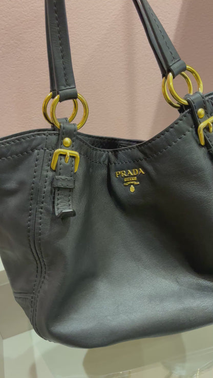 Prada Soft Calf Shoulder Bag em Couro Preto