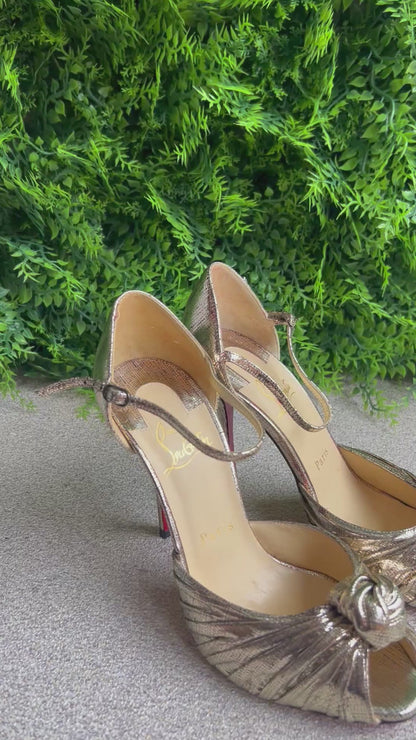 Salto Louboutin Dourado