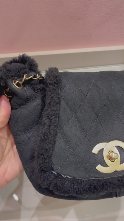 Chanel Shearling Accordian Preto