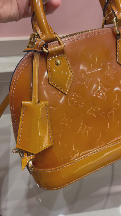 Louis Vuitton Alma BB em Couro Verniz